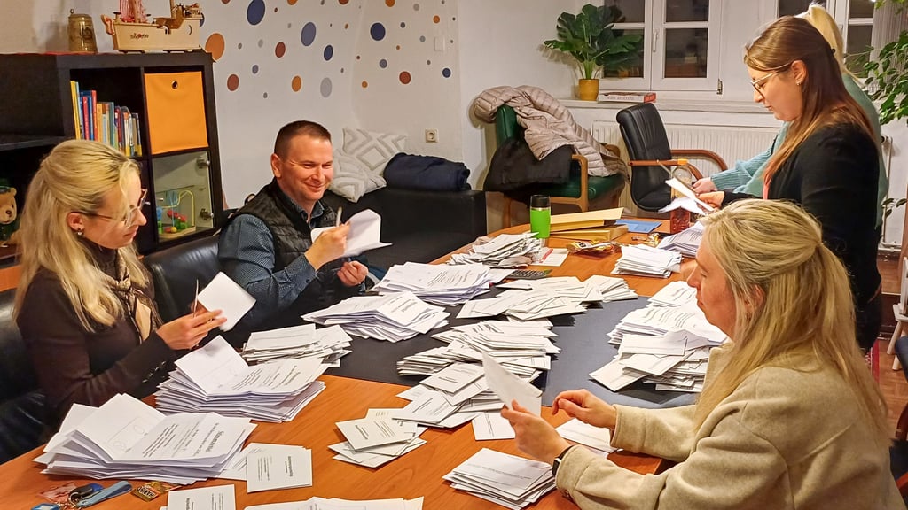 Im Rathaus in Wanzleben wurde die Briefwahl für den Bürgerentscheid ausgezählt.