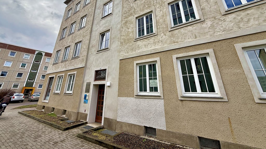 Unscheinbar, aber angeblich Arbeitsstätte für 23 Mitarbeiter von zwei Abgeordneten im Landtag von Sachsen-Anhalt: Das AfD-Wahlkreisbüro befindet sich in der Muldstraße 88 in Dessau. Das Büro ist laut Nachbarn etwa so groß wie eine 3-Zimmer-Wohnung.&nbsp;