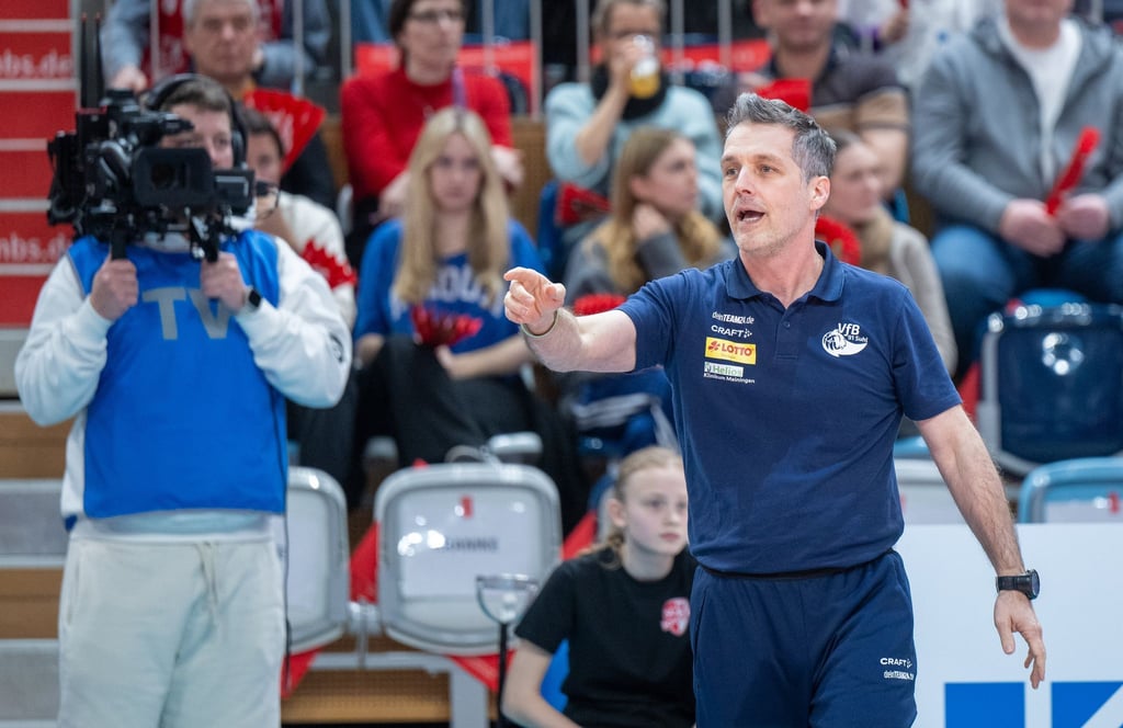 Suhls Trainer Laszlo Hollosy sieht Stuttgart als Favoriten für das Pokalfinale. (Archivbild)