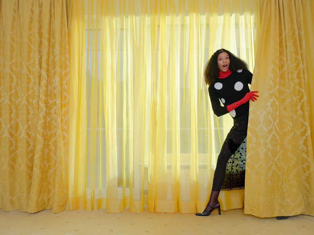 Punkten immer noch: Polka Dots sind ein Dauerbrenner. Hier zu sehen bei Max & Co. (rotes Shirt und Handschuhe ca. 135 Euro, Pullover ca. 189 Euro, Tüll-Jersey-Rock ca. 169 Euro, Pumps ca. 265 Euro).