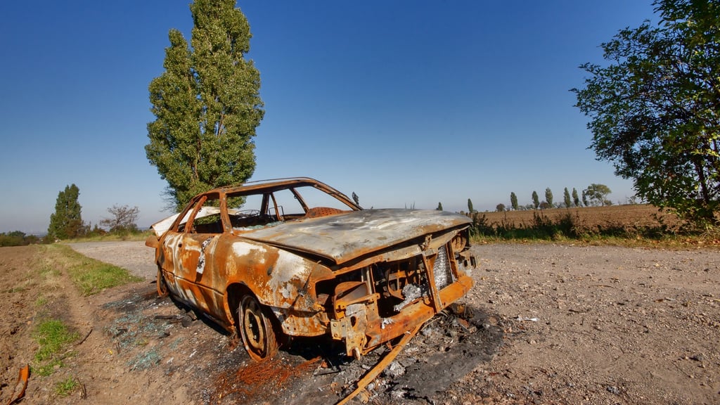 Verlassene Fahrzeuge gelten als gefährlicher Abfall – eine normale Entsorgung ist im Saalekreis nicht möglich. Ob der letzte Halter trotzdem zur Kasse gebeten werden kann, hängt von einem entscheidenden Faktor ab.