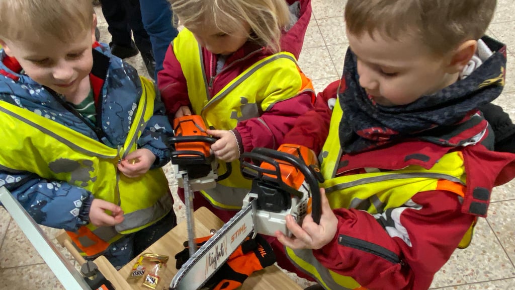 Kinder der Halberstädter Kita „Marie-Hauptmann-Stiftung“ probieren die Spielzeug-Werkbänke gleich mal aus.