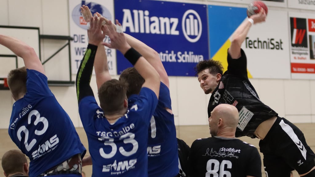 Luca Standhardt (rechts) machte in der Schlussphase des Derbys die entscheidenden Tore für Staßfurt II.