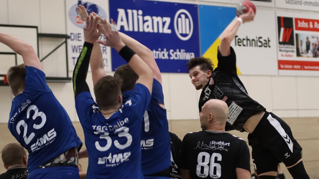 Luca Standhardt (rechts) machte in der Schlussphase des Derbys die entscheidenden Tore für Staßfurt II.