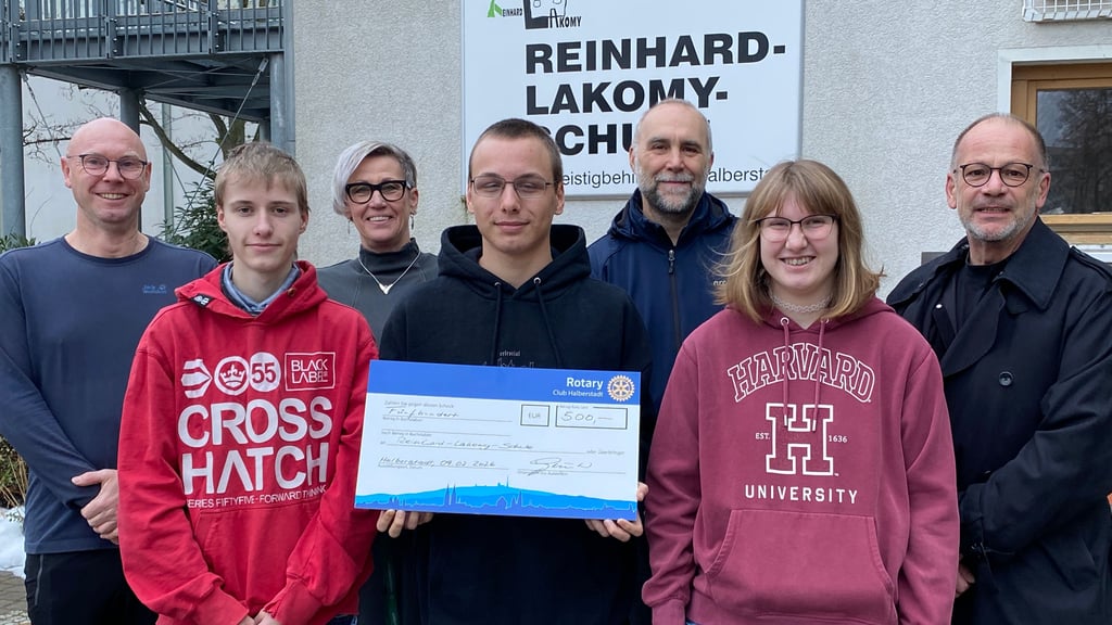 Der Rotary Club Halberstadt spendet für das Schwimmteam der Lakomy-Schule Halberstadt.