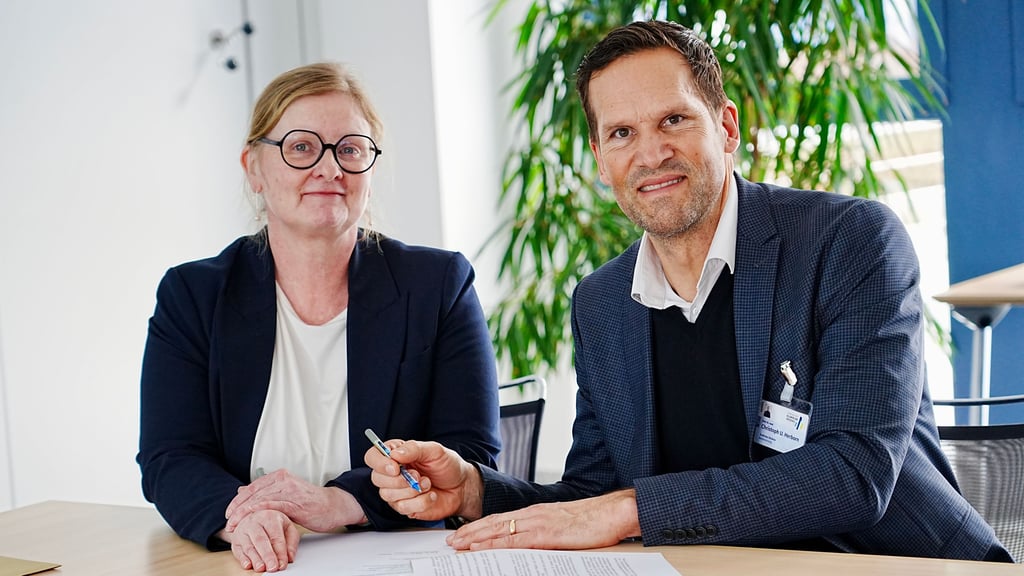 Besiegeln mit ihrer Unterschrift die Zusammenarbeit: Prof. Dr. Daniela Dieterich, Dekanin der Medizinischen Fakultät der Otto-von-Guericke-Universität Magdeburg, und Prof. Dr. med. Christoph U. Herborn, Ärztlicher Direktor am Städtischen Klinikum Dessau.