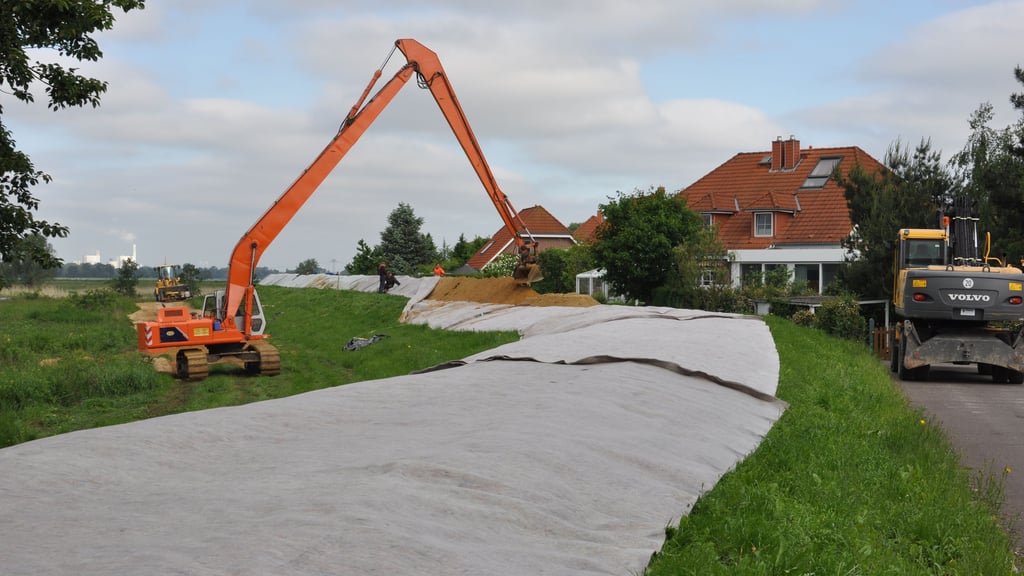 Hochwasser 2013 - Bau der sogenannten Leberwurst: Auf einem Vlies wurde Sand aufgeschüttet. Das Vlies wurde vernäht und erhöhte den Deich. Die Technik kam in Biederitz und Gerwisch (Foto) zur Anwendung. In Gerwisch war die Technik schon 2002 erprobt worden.
