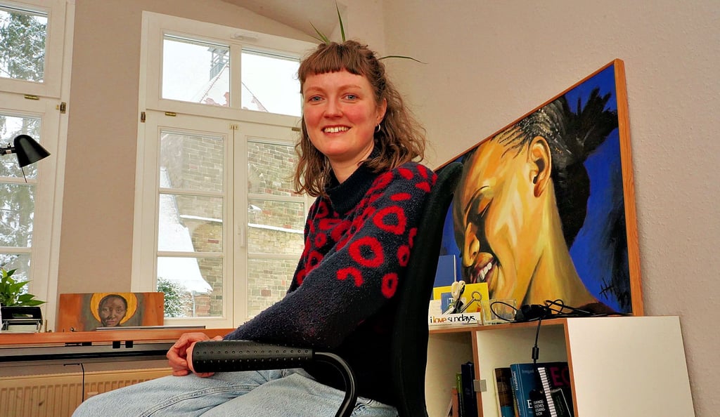 Anne Vogel in ihrem Arbeitszimmer mit Blick auf Nebras Kirche. Die selbstgemalten Bilder erinnern an ihre Tansania-Reisen.