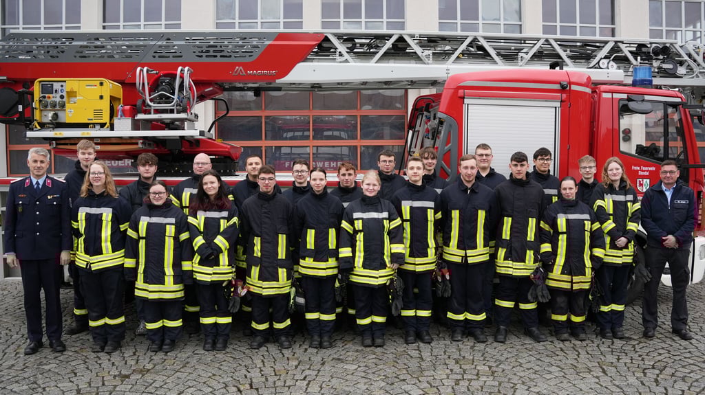 Stadtwehrleiter Martin Jurga (rechts) und sein Stellvertreter Karsten Ebel (links) gratulierten den neuen Truppmännern und -frauen zur bestandenen Prüfung (von links): Leo Ringleb (Staffelde), Alexa Dammert (Vinzelberg), Florian Alexander Born (Wahrburg), Gina Großer, Christian Vogelsang, Lena-Michelle Horst, Lucas Bacholky, Marc Leon Schenk, Gustav Berth, Kimberly Hilgert, Jonas Stritzke (alle Stendal), Amy Schulze (Buchholz), Adrian Koch (Stendal), Karl Vinzelberg (Buchholz), Jannis Bruder (Dahlen), Dave Truthe (Wahrburg), Niklas Lotel (Klein Möringen), Niclas Althoff, Verena Bartel, Lucas Rammbaum, Annalena Meyer und Anton Müller (alle Stendal).
