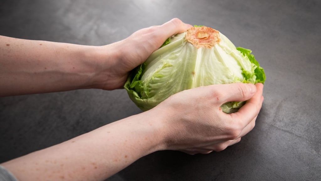 Kein mühsames Schneiden: Ein einfacher Trick soll das Putzen von Kopfsalat erleichtern.