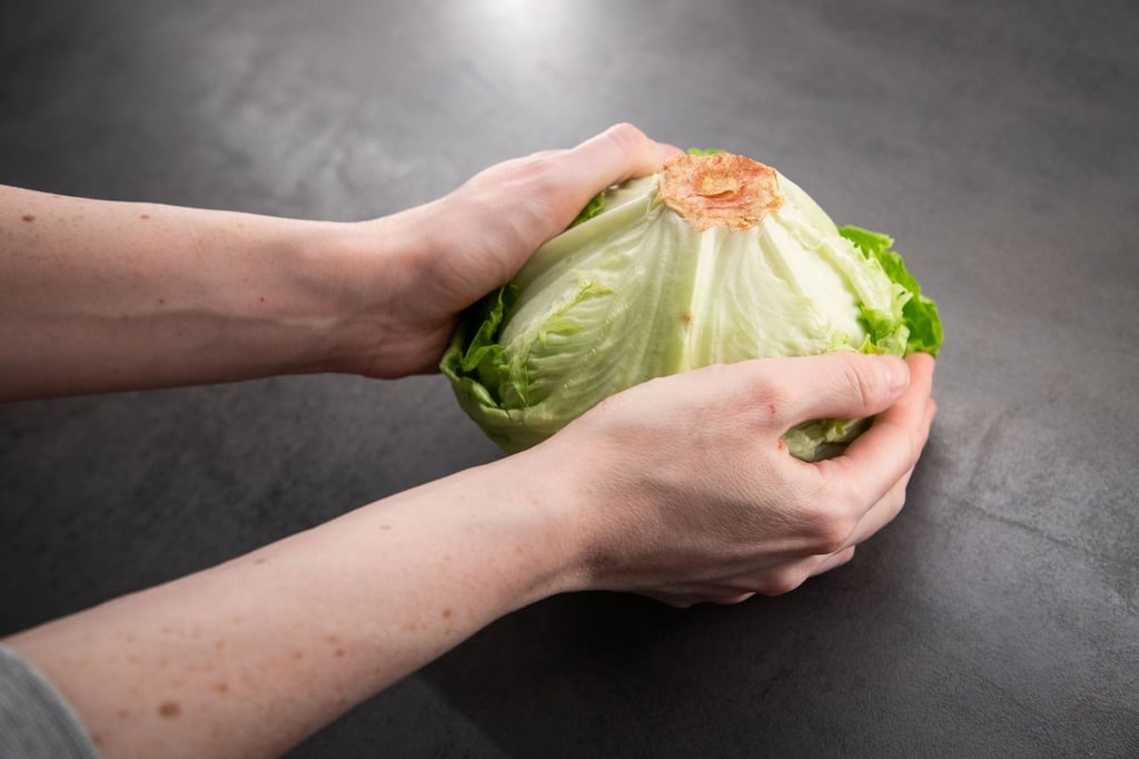 Kein mühsames Schneiden: Ein einfacher Trick soll das Putzen von Kopfsalat erleichtern.