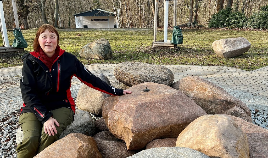  Ortsbürgermeisterin Beesenlaublingens, Sabine Fischer am Brunnen, der in diesem  Jahr wieder sprudeln soll.