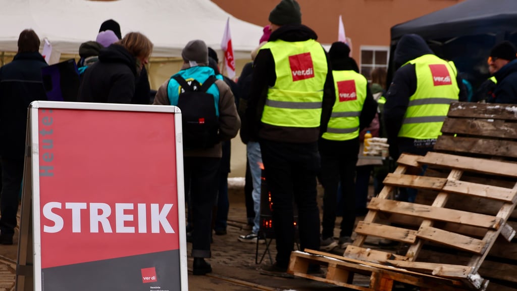 Bereits am 2. Februar wurde der kommunale Nahverkehr in Sachsen-Anhalt teilweise bestreikt. Hier Beschäftigte der Halleschen Verkehrs AG. 