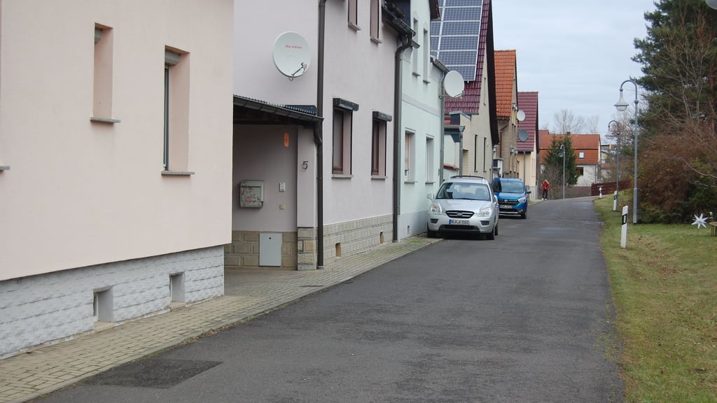 Bisher erlaubt, bald verboten? Parkende Autos Am Kessel in Lösau.