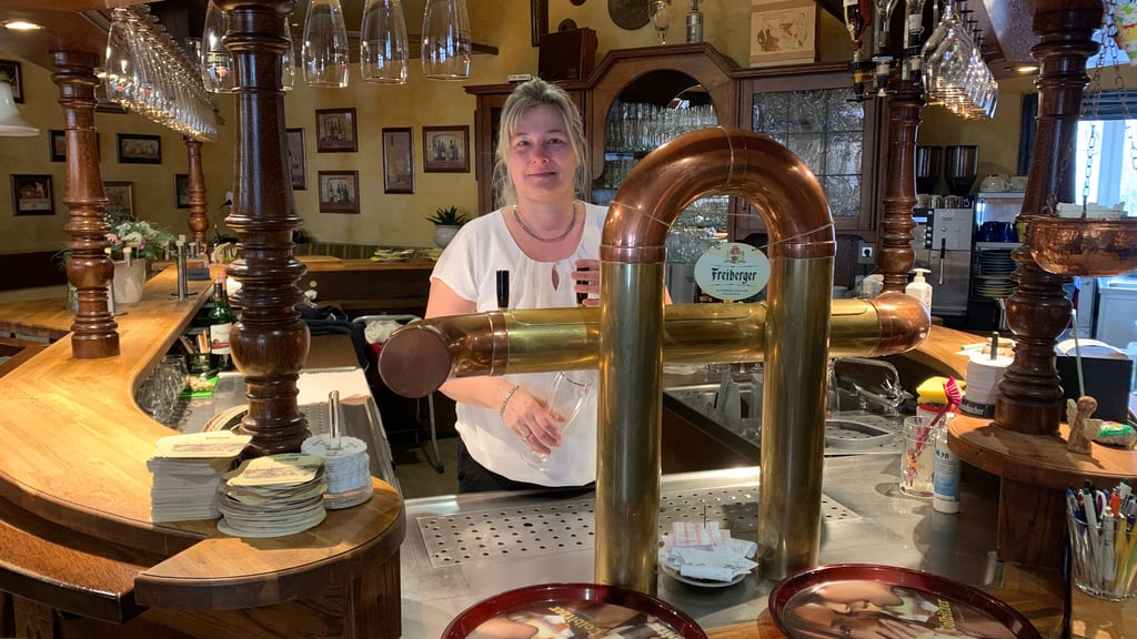 Im Burger Restaurant „Zum Goldbroiler“: Chefin Jana Liebthal