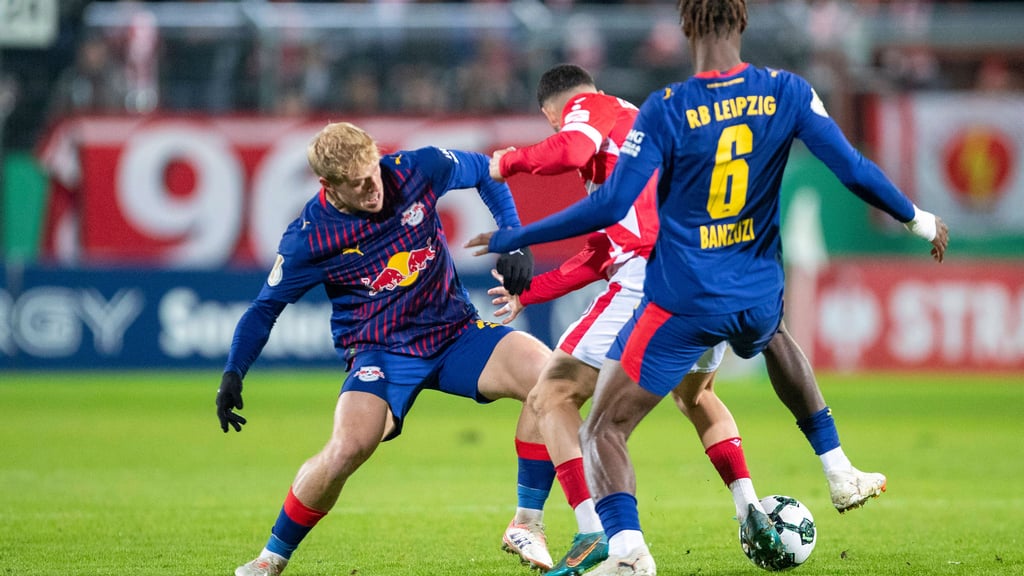 Xaver Schlager (l.) und ein potenzieller Ersatzmann Ezechiel Banzuzi (r.).