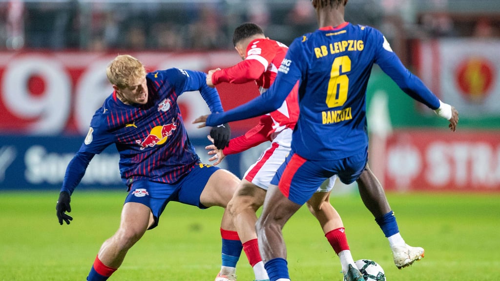 Xaver Schlager (l.) und ein potenzieller Ersatzmann Ezechiel Banzuzi (r.).