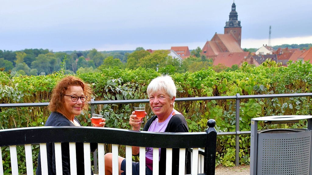 Die zur Buga 2015 nach einer alten Zeichnung angefertigten Holzbänke sind Hingucker im Stadtgebiet von Havelberg. Wie hier im Klostergarten  beim Domfest werden sie gern für eine Pause genutzt.
