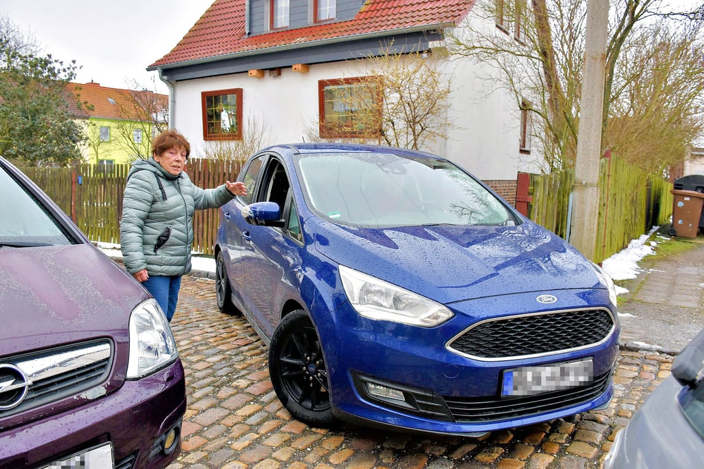 Das Rentner-Ehepaar Morenz sieht keine Möglichkeit mehr, ihr Auto auf dem eigenen Grundstück Am Eulengrund in Zeitz zu parken. 