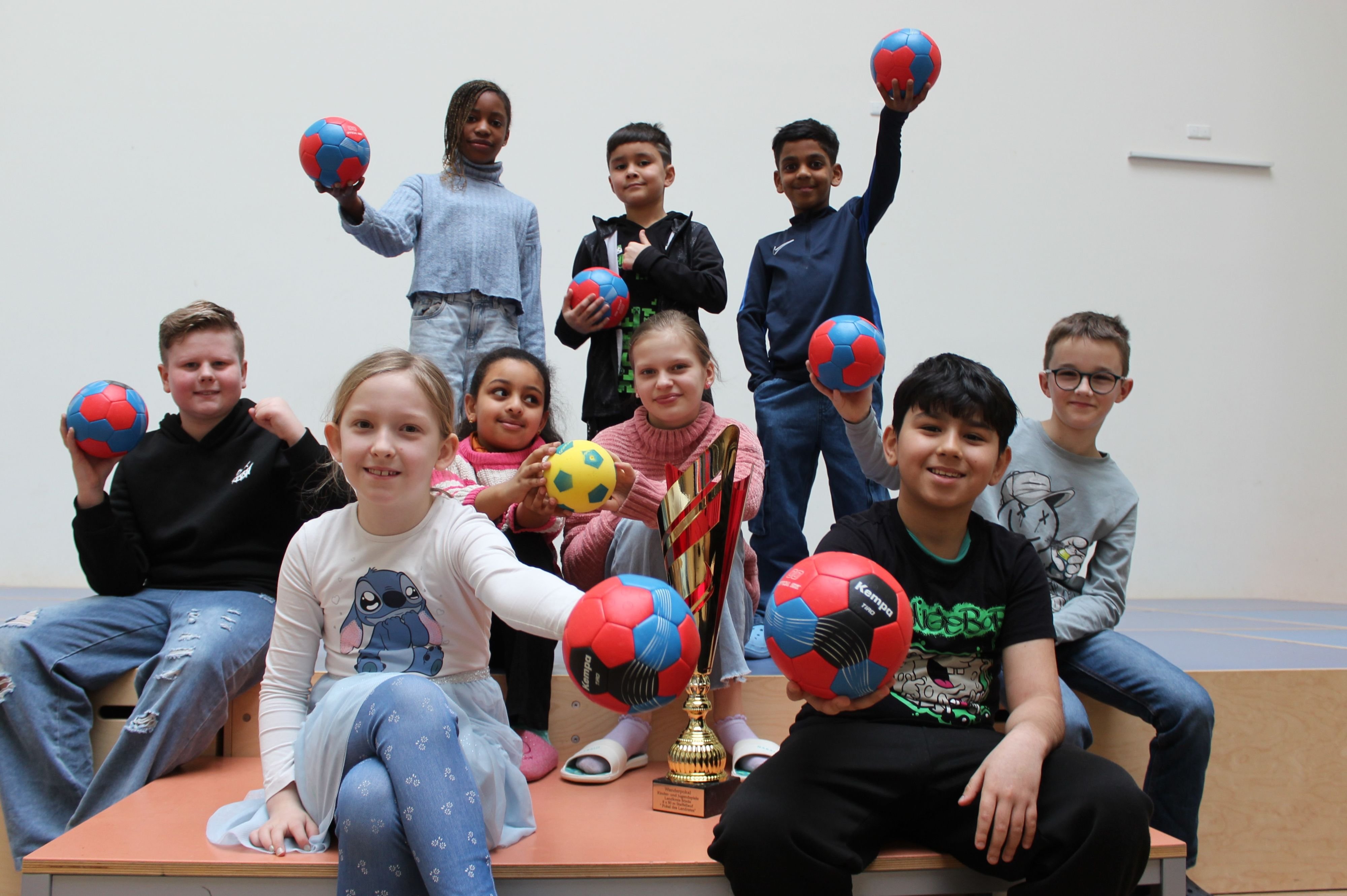 Handbälle und Wanderpokal für Sieg: Endlich gewonnen! Sprinter der „Erich Kästner“-Grundschule laufen aufs Podest