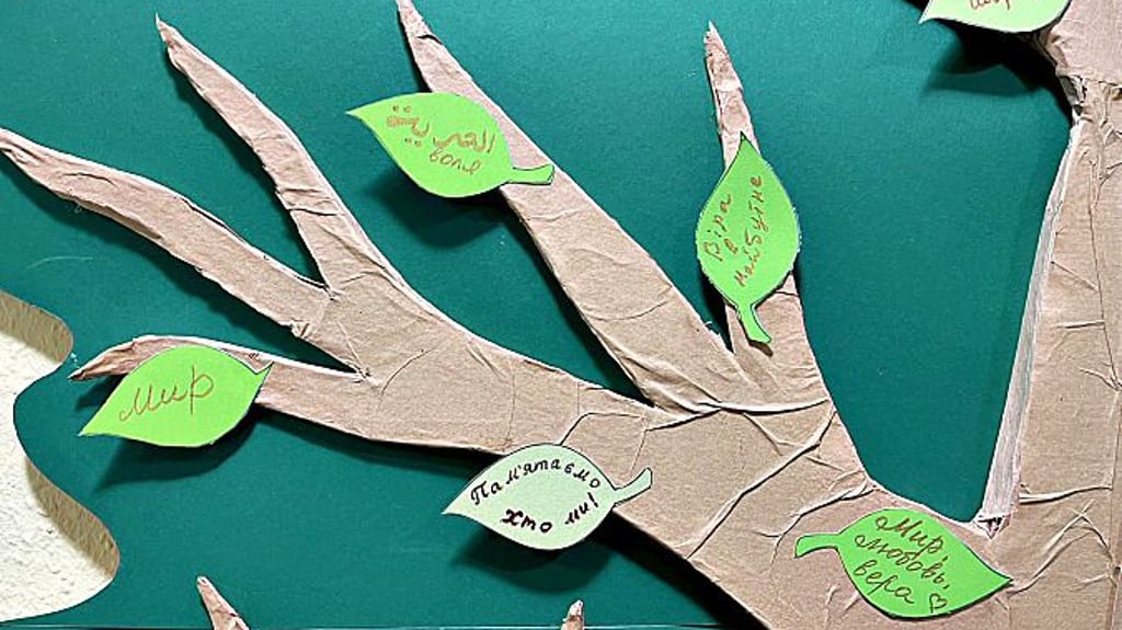 Der Baum des Halts füllte sich während des Tages der offenen Tür im Ukrainischen Zentrum in Zeitz. 