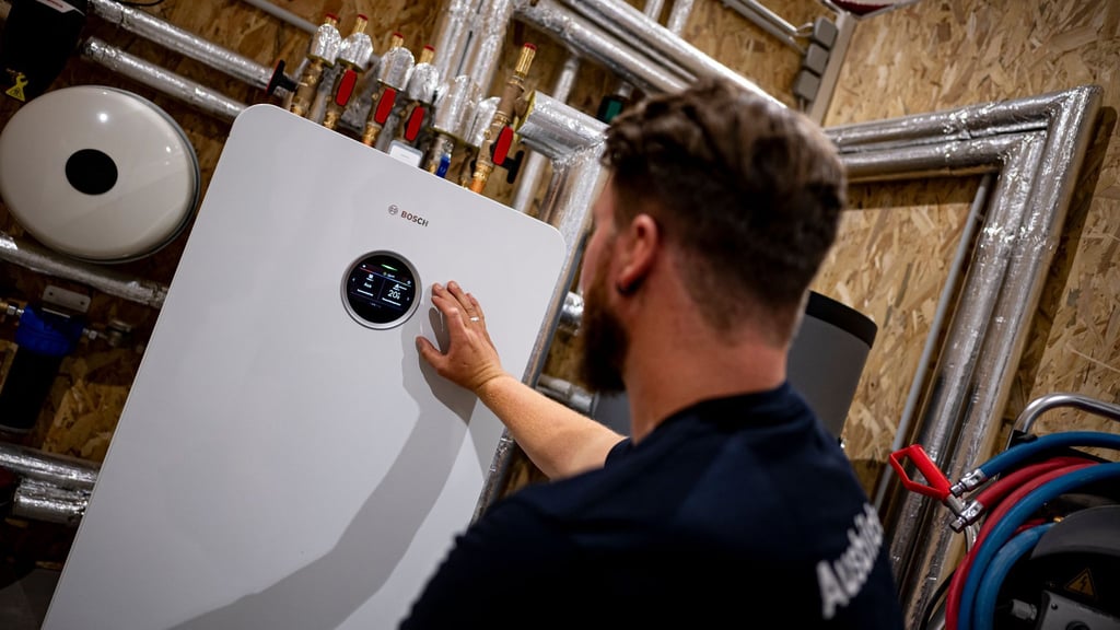 Wer eine alte Gas- oder Ölheizung gegen eine moderne Alternative tauscht, kann noch immer von einer staatlichen Förderung profitieren.