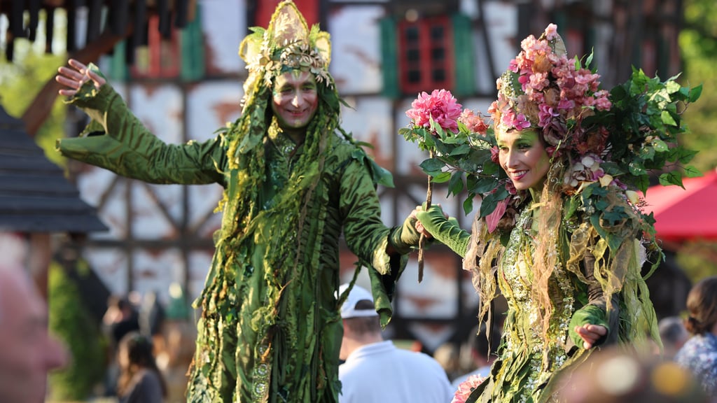 Fabelwesen laufen 2025 durch das Hexendorf auf dem Hexentanzplatz in Thale, wo auch 2026 die Walpurgisnacht ganz groß gefeiert wird.