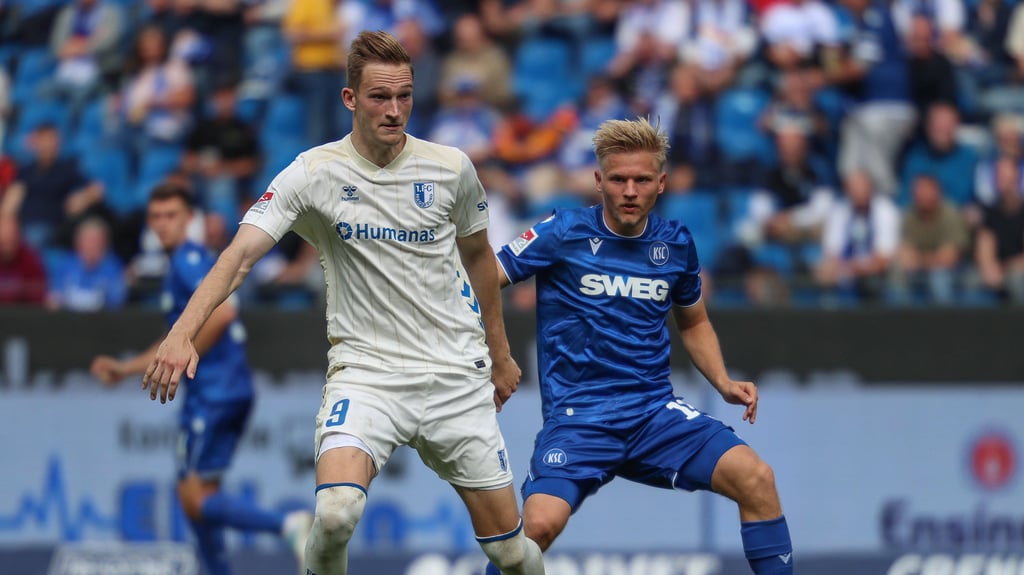 Ex-FCM-Profi Andreas Müllre (r.) im Trikot des Karlsruher SC im Zweitliga-Spiel gegen Magdeburg.