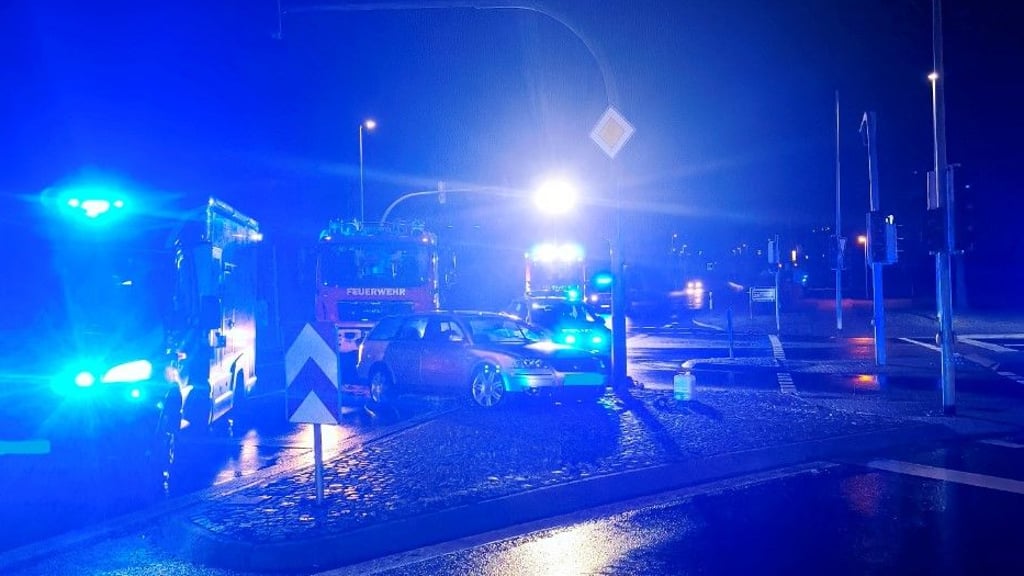  Nach dem Unfall in der Nacht zum Dienstag, 24. Februar, musste neben Polizei und Rettungsdienst auch die Blankenburger Feuerwehr anrücken, um den schwer verletzten 19-Jährigen aus dem Auto zu befreien. 