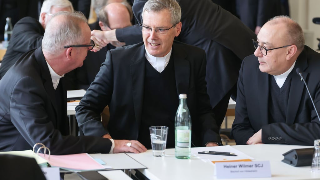 Der Hildesheimer Bischof Heiner Wilmer ist zum Vorsitzenden der Deutschen Bischofskonferenz gewählt worden.