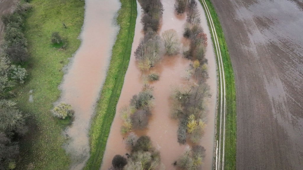 Hochwasser und Starkregen - aber auch Hitze und Trockenheit: Das Land erwartet vermehrt Klimaextreme. (Archivbild)