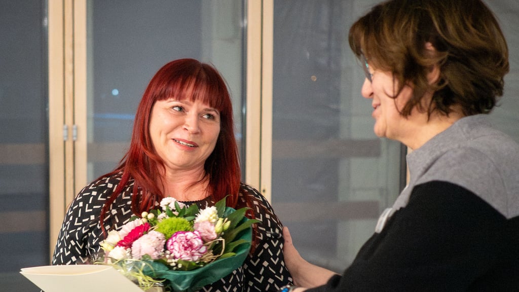 Mandy Grahn (li) engagiert sich für ihren Ort Dretzel und wurde dafür von Bürgermeisterin Dagmar Turian geehrt. 