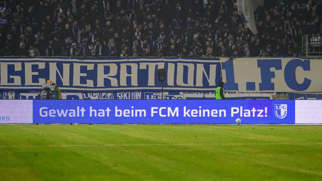 Mit einer Botschaft auf den Werbetafeln der Avnet Arena hatte sich der 1. FC Magdeburg von den Krawallen einiger Fans gegen die Polizei distanziert - für einige Sponsoren war das nicht ausreichend.