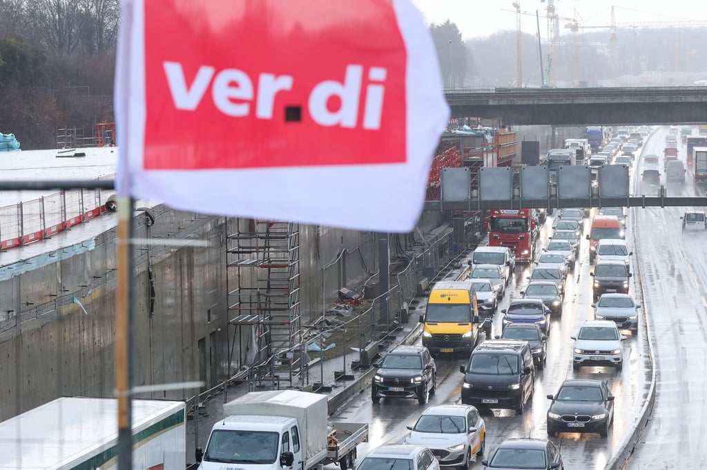 Nach Ende des Warnstreiks von Verdi sind am Dienstagmorgen wieder alle Spuren der A7 im Elbtunnel befahrbar. (Archiv)