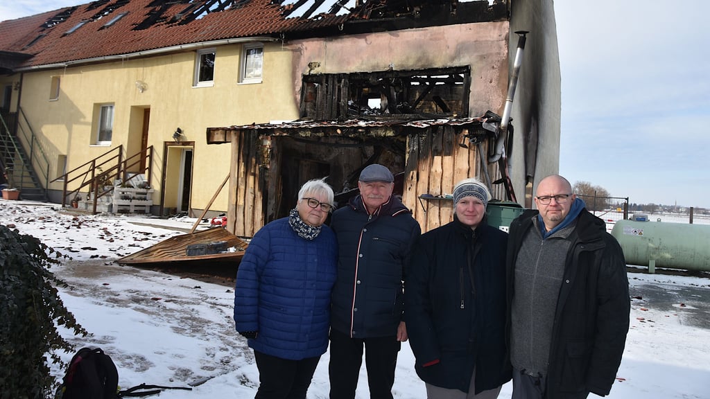 Wolfgang Krause (2.v.l.), Petra Müller (l.) sowie Andy Krause und Nancy Cherubim stehen vor den Überresten ihres abgebrannten Hauses in Hasselburg – erschüttert, aber dankbar für die große Solidarität.