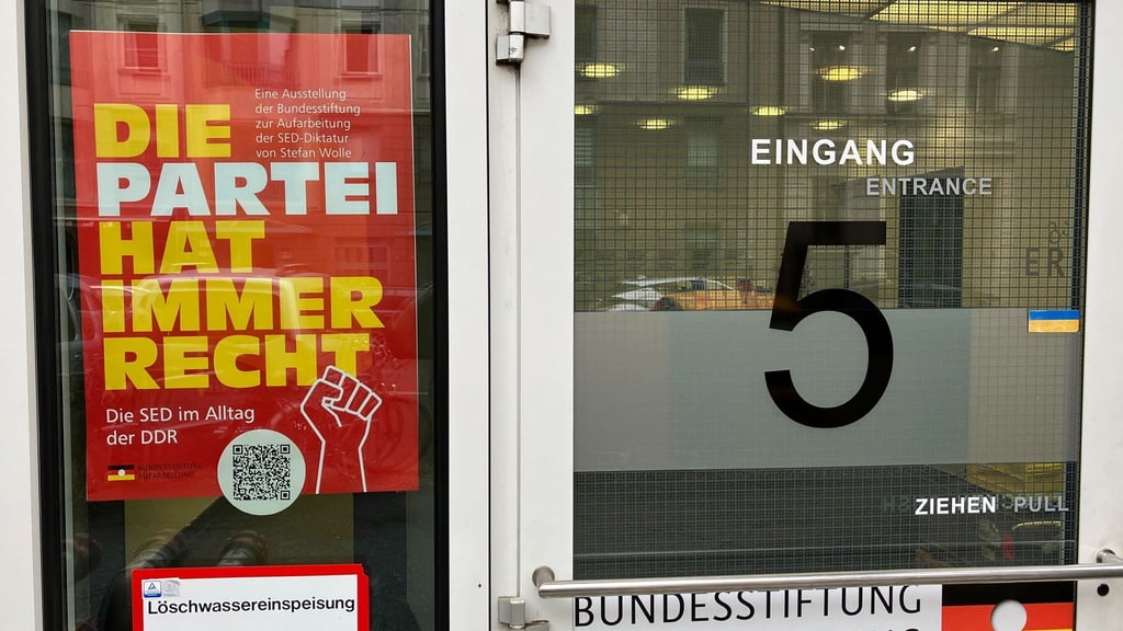 Die neue Jahresausstellung der Bundesstiftung zur Aufarbeitung der SED-Diktatur trägt den Titel „Die Partei hat immer Recht“.