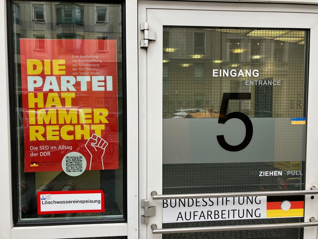 Die neue Jahresausstellung der Bundesstiftung zur Aufarbeitung der SED-Diktatur trägt den Titel „Die Partei hat immer Recht“.