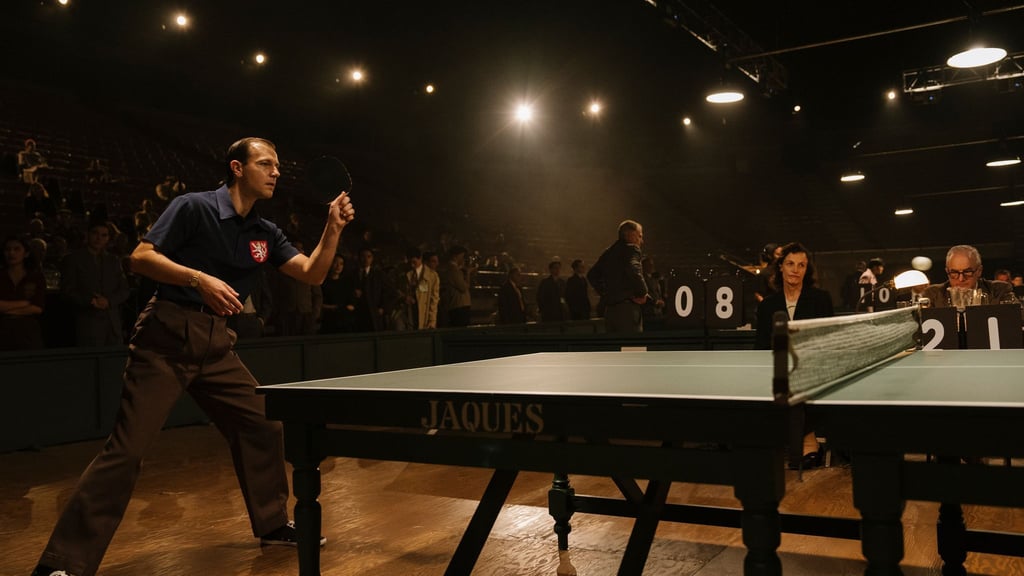 Timo Boll in dem Hollywood-Film „Marty Supreme“.
