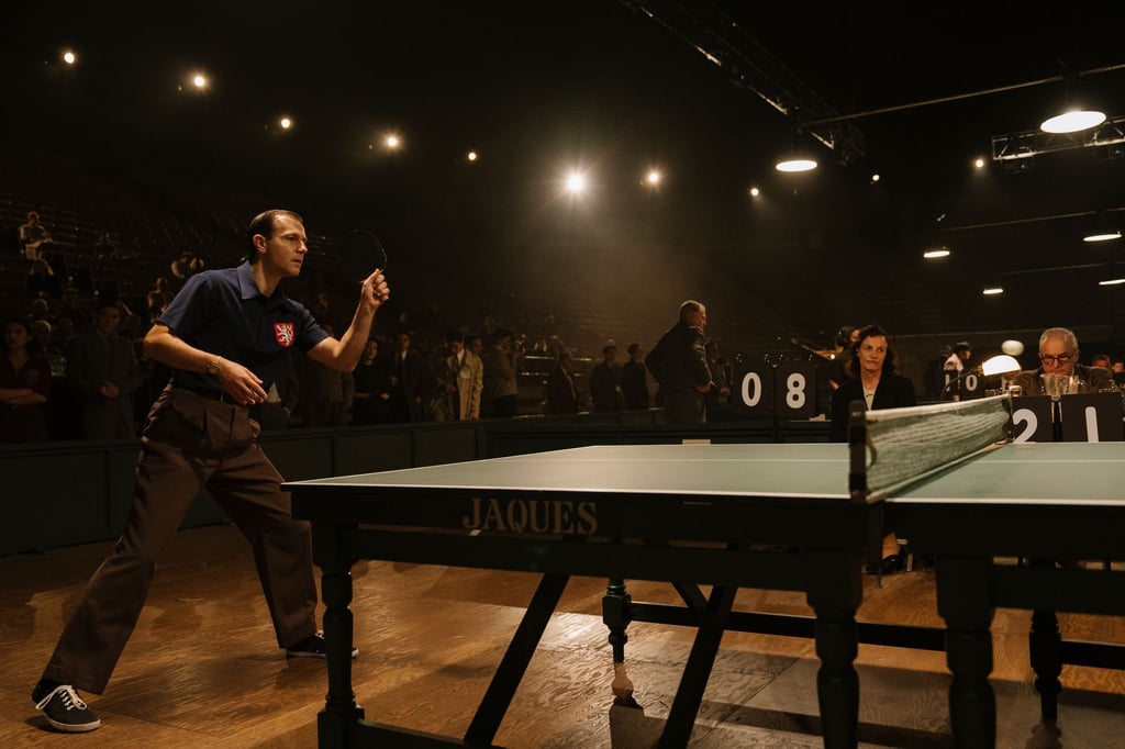 Timo Boll in dem Hollywood-Film „Marty Supreme“.