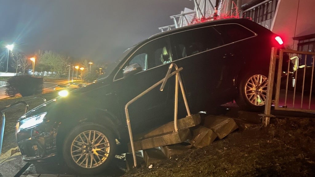 Unfall nach dem Heimsieg des SC Magdeburg: Ein schwarzer Pkw steht mitten auf der steinernen Treppe vor der Getec‑Arena.