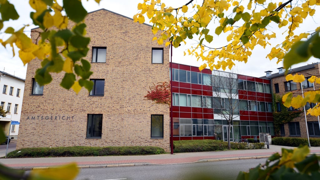 Ein Mann aus Bernburg ist am Amtsgericht Köthen wegen Betrugs verurteilt worden. 