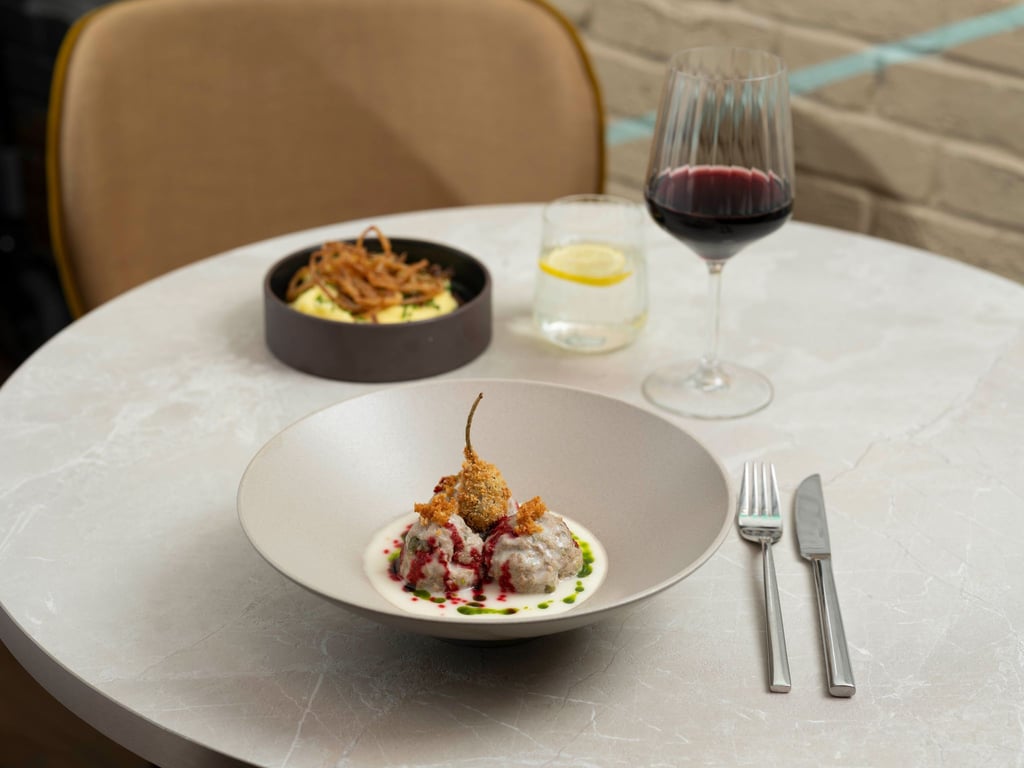 Der frittierte Kapernapfel und die Tröpfchen von dem eingekochten Rote-Bete-Sirup geben den Königsberger Klopsen zusätzlich Textur sowie Crunch und sorgen für ein Spiel mit Säure-Nuancen.