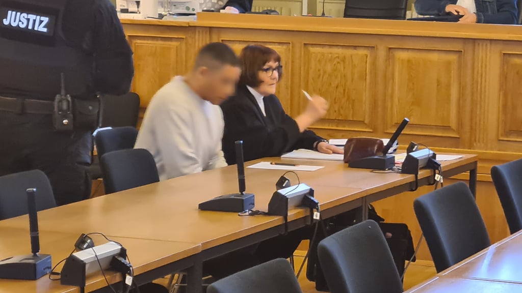 Der Angeklagte Stephan A. beim „Liebeszellenprozess“ vor der Schwurgerichtskammer am Stendaler Landgericht, rechts seine Verteidigerin Heidrun Ahlfeld.