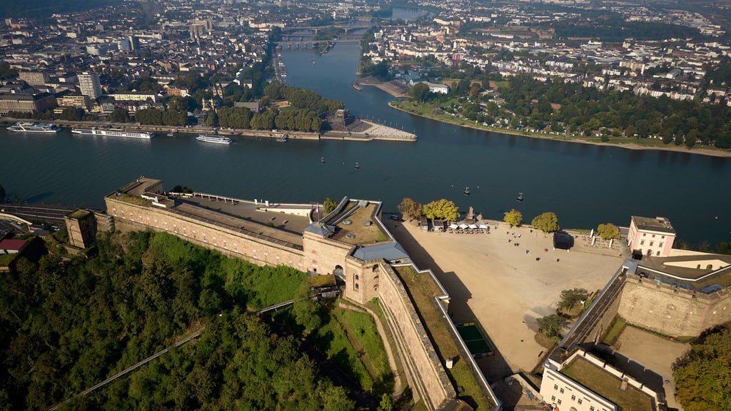 Die Leiche der Frau wurde unterhalb der Festung gefunden. (Symbolbild)