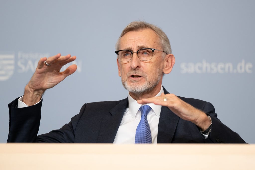 Der sächsische Innenminister Armin Schuster (CDU) sieht das neue Polizeigesetz auf der Höhe der Zeit.