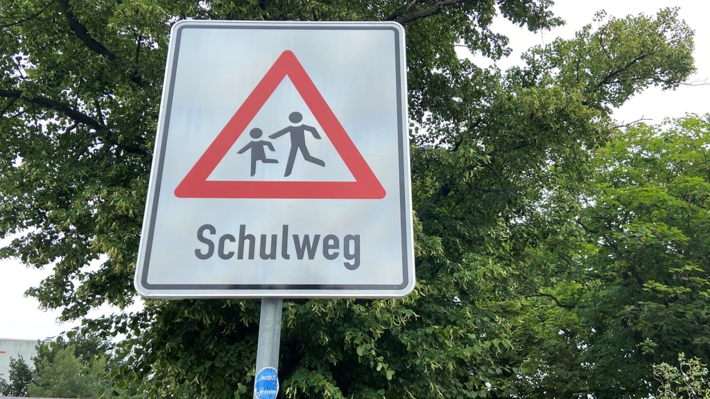 Ein Schulweg-Schild weist auf den Weg zur Grundschule hin – hier soll die Sicherheit für Kinder verbessert werden.