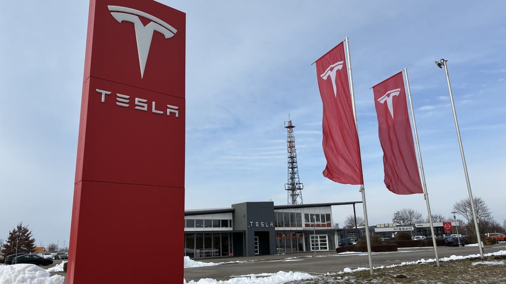 2022 hat in Magdeburg eine Filiale des amerikanischen Elektroautoherstellers Tesla eröffnet. Seitdem sind die Neuzulassungen der Marke in Deutschland stark zurückgegangen.