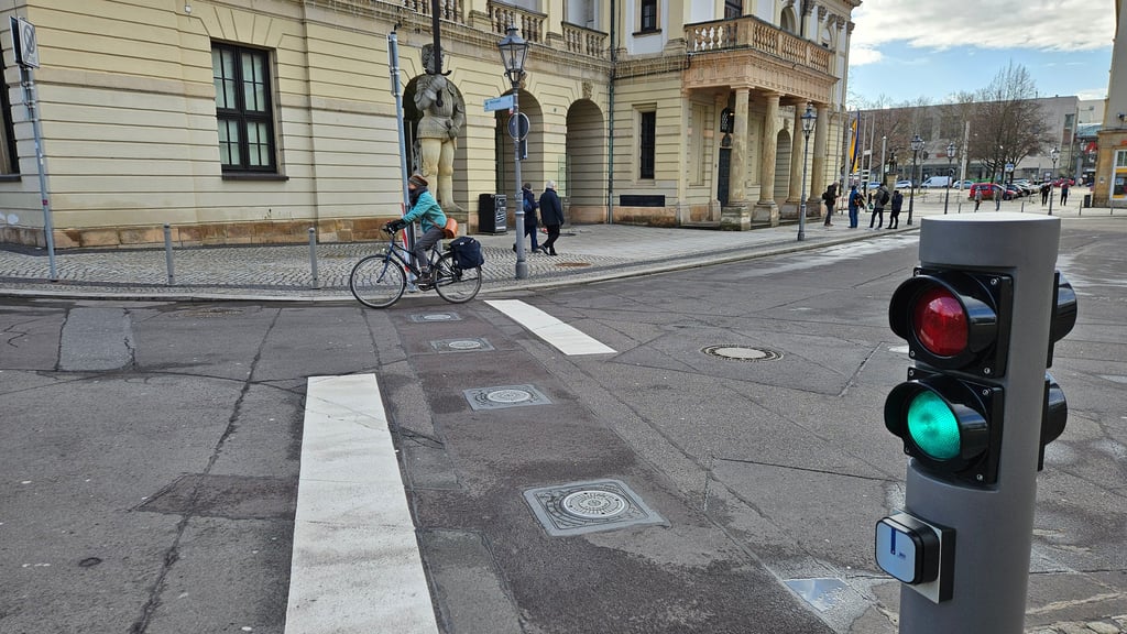 An der einen Seite zum „inneren Bereich* sorgt eine Polleranlage bereits für Sicherheit.