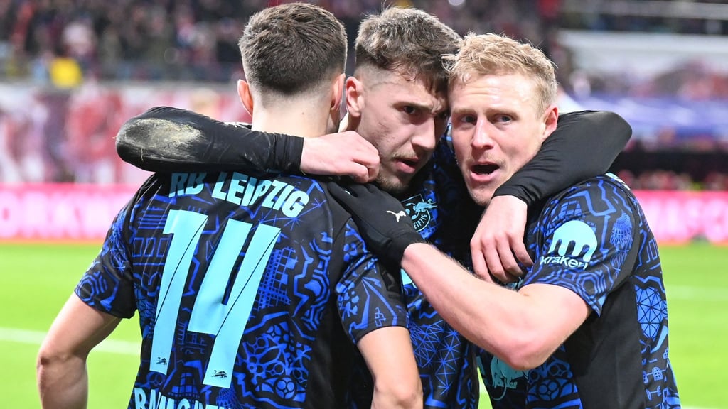 Xaver Schlager (r) konnte gegen Dortmund noch die eigenen Treffer bejubeln.