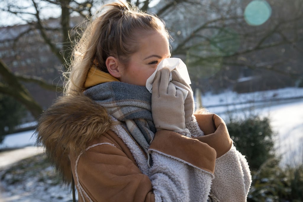 Starke Niesattacken und ein juckender Rachen deuten eher auf eine Allergie als auf eine Erkältung hin.